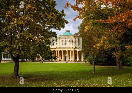 The Pittville Pump Room in autunno, Cheltenham Spa, Gloucestershire, Inghilterra Foto Stock