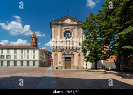 Alba, Langhe, Piemonte, Italia - 16 agosto 2022: Piazza Vittorio Veneto con la chiesa di Santa Caterina (18th ° secolo) sullo sfondo la campana a. Foto Stock