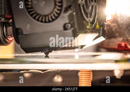 Primo piano di una testina di stampa Ender 3 Max usurata con retroilluminazione calda e potente con impostazione di livellamento offset Z. Foto Stock