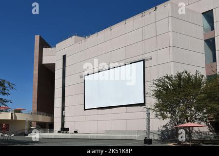 COSTA MESA, CALIFORNIA - 02 ottobre 2022: Grande schermo per un evento all'aperto nella Julianne e George Argyros Plaza al Segerstrom Center for the Arts Foto Stock