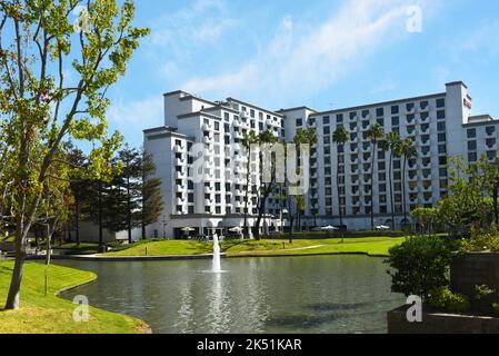 COSTA MESA, CALIFORNIA - 02 OTT 2022: Lago presso il Costa Mesa Marriott Hotel nella zona metropolitana della costa meridionale della contea di Orange. Foto Stock