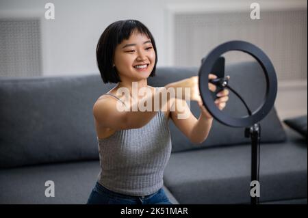 Allegro vlogger preparazione per la ripresa di un vlog Foto Stock