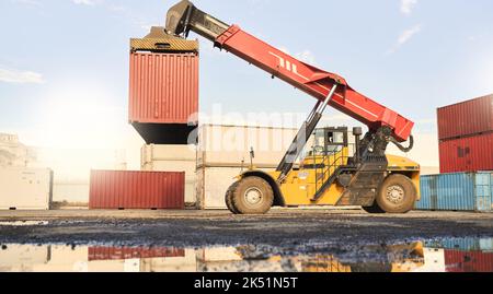 Container, carrello elevatore e porto per filiera, logistica e cargo. Veicolo, gru e trasporto di scorte per la spedizione con trattore, macchina Foto Stock