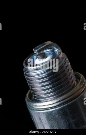 Candela classica con un elettrodo su sfondo scuro. Primo piano. Foto Stock