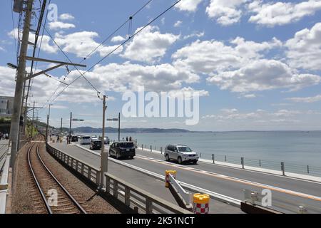 Lo scenario della baia di Sagami dalla piattaforma di Kamakurakokomae Statio, una stazione ferroviaria sulla Enoshima Electric Railway (Enoden) Foto Stock