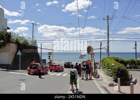 Il treno della Ferrovia elettrica di Enoshima passa attraverso il passaggio di livello dove è una famosa attrazione per i fan di Slam Dunk vicino alla Stazione di Kamakurakokomae Foto Stock