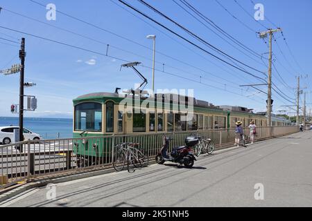 Il treno della Ferrovia elettrica di Enoshima passa attraverso il passaggio di livello dove è una famosa attrazione per i fan di Slam Dunk vicino alla Stazione di Kamakurakokomae Foto Stock