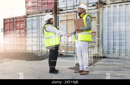 Handshake logistico, e-commerce futuristico e team che svolge attività B2B presso il magazzino di distribuzione all'aperto. Dipendenti africani di spedizione con il benvenuto Foto Stock