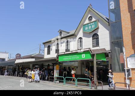 La vista di fronte alla stazione di Kamakura sulla ferrovia elettrica di Enoshima (Enoden) Foto Stock