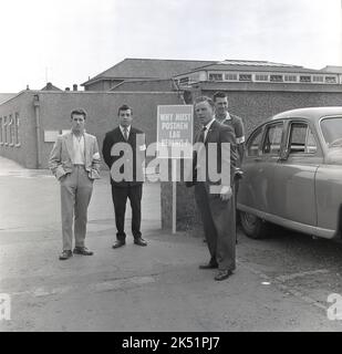 1964, storico, luglio e picchetti ufficiali - operai postali con braccialetti con la lettera P sulle loro braccia - si trovano all'esterno di un ufficio di smistamento GPO, Aylesbury, Buckinghamshire, Inghilterra, Regno Unito. Il cartellone dice: 'Perché i postini devono tardare?? Foto Stock