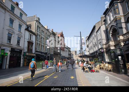 Vista sulla High Street e sul Castello di Cardiff, Galles, Regno Unito Foto Stock