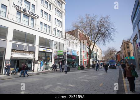 Vista sui negozi di Queen Street a Cardiff, Galles, Regno Unito Foto Stock
