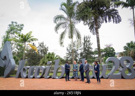 La Contessa di Wessex e Lord Ahmad (centro) durante una visita al Memoriale del genocidio di Kigali a Kigali, Rwanda. Data immagine: Mercoledì 5 ottobre 2022. Foto Stock