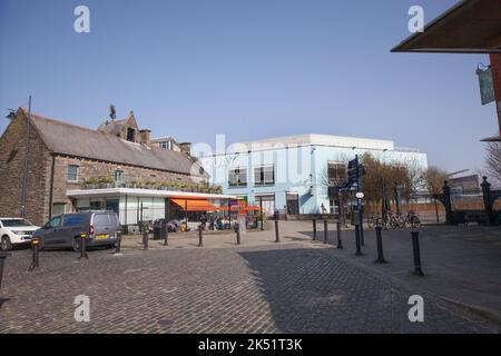 Vista sulla baia di Cardiff dai moli di Mount Stuart Graving a Cardiff, Galles, Regno Unito Foto Stock