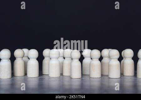 Gruppo di bambola di legno su sfondo nero con spazio copia Foto Stock