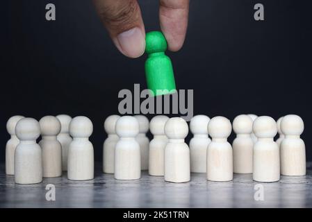 Scegli una persona dalla folla. Reclutamento candidato, assunzione, concetto di risorse umane Foto Stock