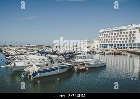 Faro, Portogallo, 2022 settembre: Vista porto di Faro o porto turistico con hotel EVA Senses. Foto Stock