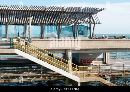 Vista della Deal Pier Kitchen alla fine del molo, dal molo. Kent, regno unito. Foto Stock