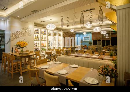 Nea Potidea, Grecia - 29 agosto 2022 : Un bel ristorante decorato in Grecia Chalkidiki Foto Stock