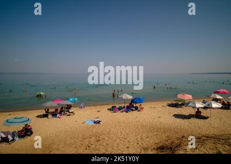 Nea Potidea, Grecia - 29 agosto 2022 : la bellissima spiaggia di Potidea in Calcidica Grecia Foto Stock