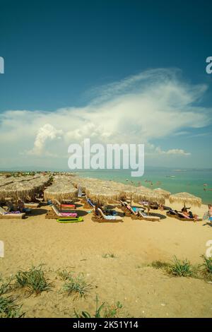 Nea Potidea, Grecia - 29 agosto 2022 : Vista panoramica del bellissimo e affollato bar spiaggia di Potidea in Calcidica Grecia Foto Stock