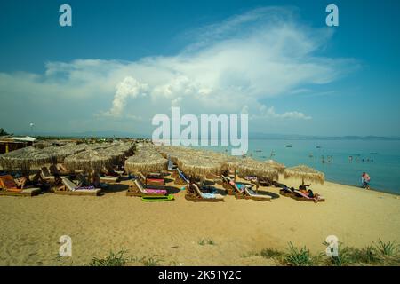 Nea Potidea, Grecia - 29 agosto 2022 : Vista panoramica del bellissimo e affollato bar spiaggia di Potidea in Calcidica Grecia Foto Stock