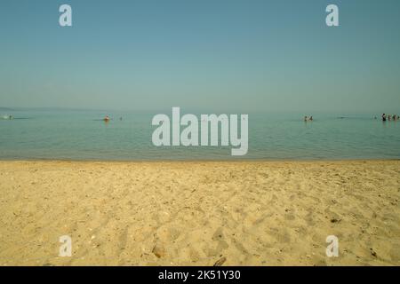 Nea Potidea, Grecia - 29 agosto 2022 : incredibili acque turchesi sulla meravigliosa spiaggia di Potidea Chalkidiki Grecia Foto Stock