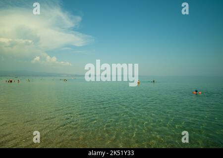 Nea Potidea, Grecia - 29 agosto 2022 : incredibili acque turchesi sulla meravigliosa spiaggia di Potidea Chalkidiki Grecia Foto Stock