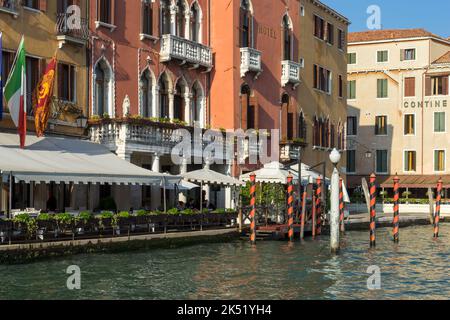 VENEZIA, ITALIA - 12 OTTOBRE : edifici colorati a Venezia il 12 ottobre 2014. Persone non identificate Foto Stock
