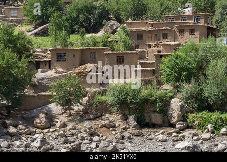 Remoto villaggio tradizionale afghano nella valle del fiume Panj, preso dal distretto di Darvaz a Gorno-Badakshan, la regione montana Pamir del Tagikistan Foto Stock