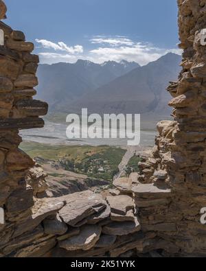 Vista sul corridoio di Wakhan nella valle del fiume Panj dalle rovine dell'antica fortezza di Yamchun, Gorno-Badakshan, Tagikistan Foto Stock