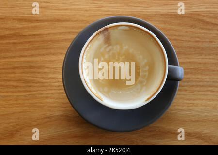 Tazze da caffè poste su un tavolo in una caffetteria, una tazza da caffè vuota dopo che il caffè è andato. Foto Stock