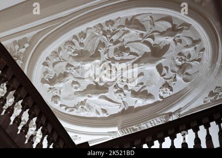 Soffitto ornamentale in stucco intonacato con motivo a colomba realizzato nel 1699, Sussex, Inghilterra, Regno Unito Foto Stock