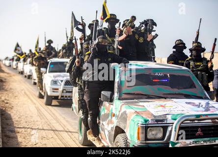 Gaza, Palestina. 05th Ott 2022. Combattenti mascherati armati delle Brigate al-Quds, l'ala militare della Jihad islamica, durante un raduno che segna il 35th° anniversario della fondazione del movimento a Khan Yunis, nella striscia di Gaza meridionale. (Foto di Yousef Masoud/SOPA Images/Sipa USA) Credit: Sipa USA/Alamy Live News Foto Stock