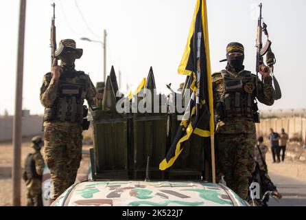 Gaza, Palestina. 05th Ott 2022. Combattenti mascherati armati delle Brigate al-Quds, l'ala militare della Jihad islamica, durante un raduno che segna il 35th° anniversario della fondazione del movimento a Khan Yunis, nella striscia di Gaza meridionale. (Foto di Yousef Masoud/SOPA Images/Sipa USA) Credit: Sipa USA/Alamy Live News Foto Stock