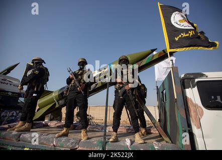 Gaza, Palestina. 05th Ott 2022. Combattenti mascherati armati delle Brigate al-Quds, l'ala militare della Jihad islamica, durante un raduno che segna il 35th° anniversario della fondazione del movimento a Khan Yunis, nella striscia di Gaza meridionale. (Foto di Yousef Masoud/SOPA Images/Sipa USA) Credit: Sipa USA/Alamy Live News Foto Stock