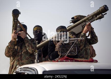 Gaza, Palestina. 05th Ott 2022. Combattenti mascherati armati delle Brigate al-Quds, l'ala militare della Jihad islamica, durante un raduno che segna il 35th° anniversario della fondazione del movimento a Khan Yunis, nella striscia di Gaza meridionale. (Foto di Yousef Masoud/SOPA Images/Sipa USA) Credit: Sipa USA/Alamy Live News Foto Stock