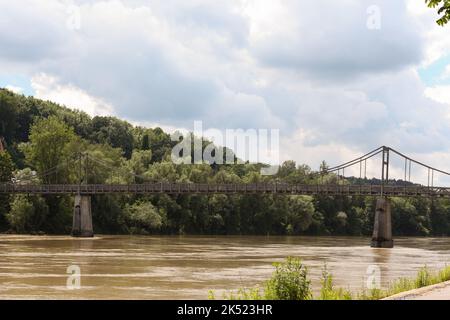 Vecchio ponte ferroviario sul fiume Inn a Passau Foto Stock