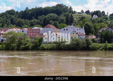 Colorata silhouette cittadina di un quartiere di Passau con il fiume Inn. Foto Stock