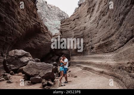 Giovane coppia in luna di miele a Barranco de las Vacas a Gran Canaria, Spagna Foto Stock