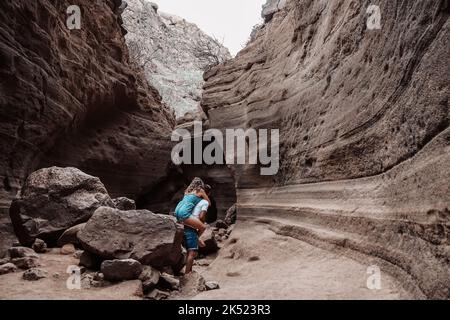 Giovane coppia in luna di miele a Barranco de las Vacas a Gran Canaria, Spagna Foto Stock