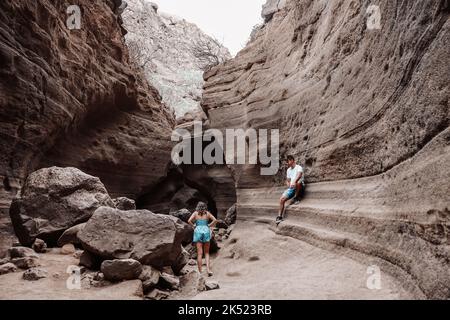 Giovane coppia in luna di miele a Barranco de las Vacas a Gran Canaria, Spagna Foto Stock