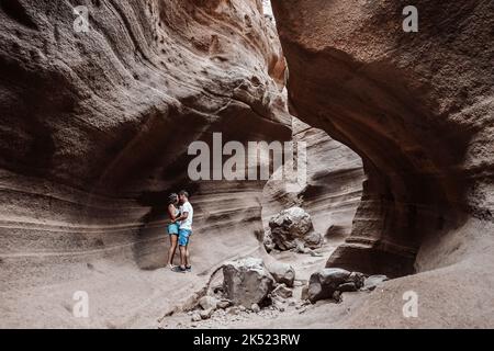 Giovane coppia in luna di miele a Barranco de las Vacas a Gran Canaria, Spagna Foto Stock