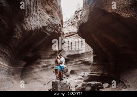 Giovane coppia in luna di miele a Barranco de las Vacas a Gran Canaria, Spagna Foto Stock