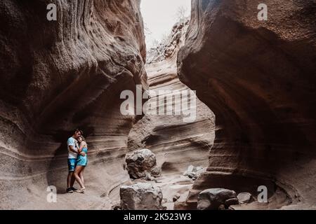 Giovane coppia in luna di miele a Barranco de las Vacas a Gran Canaria, Spagna Foto Stock