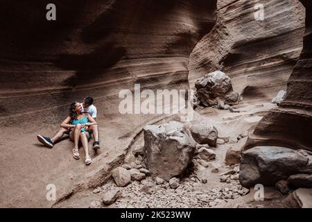 Giovane coppia in luna di miele a Barranco de las Vacas a Gran Canaria, Spagna Foto Stock