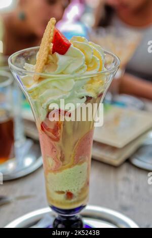 Gustose sundae con melanzana, fragole e panna Foto Stock