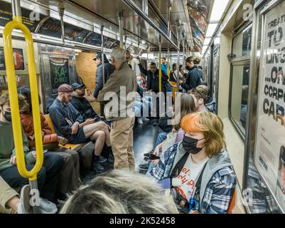 Fine settimana di metropolitana di bordo a New York il Sabato, 24 settembre 2022. (© Richard B. Levine) Foto Stock