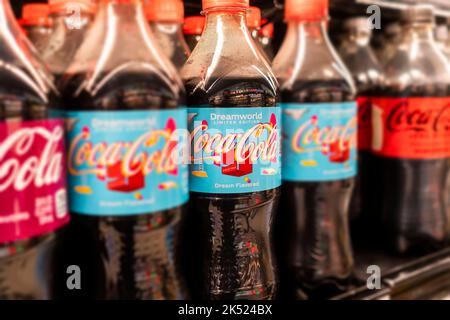 Bottiglie di Dreamworld aromatizzato in edizione limitata Coca-Cola Novelty Flavor in un supermercato a New York il martedì 27 settembre 2022. (© Richard B. Levine) Foto Stock