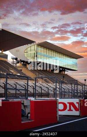 Giappone, 05/10/2022, circuito Internazionale Suzuka 5/10/2022. I preparativi per la pista inizieranno con il ritorno del Gran Premio di Formula uno giapponese per il 2022. Credit corleve/Alamy Live News. Foto Stock